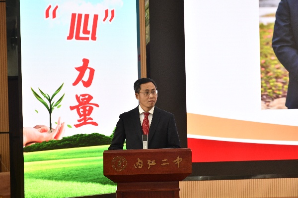 内江二中党委副书记、校长詹大军作精彩致辞.jpg
