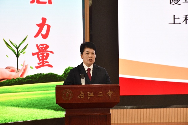内江二中党委委员、副校长程梅作家长亲子专题教育.jpg